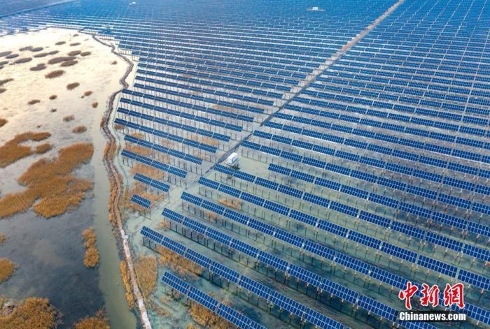 圖為2020年4月12日，航拍位于黑龍江省大慶市紅崗區(qū)的太陽能光伏發(fā)電項(xiàng)目。從過去“一油獨(dú)大”，到風(fēng)電光伏等新能源產(chǎn)業(yè)呈“遍地開花”之勢(shì)，新舊“動(dòng)能”轉(zhuǎn)換之間，“油城”大慶，正順應(yīng)新發(fā)展理念，走出一條資源型城市轉(zhuǎn)型的新路。(無人機(jī)照片) <a target='_blank' href='http://www.chinanews.com/'>中新社</a>發(fā) 劉國興 攝 　