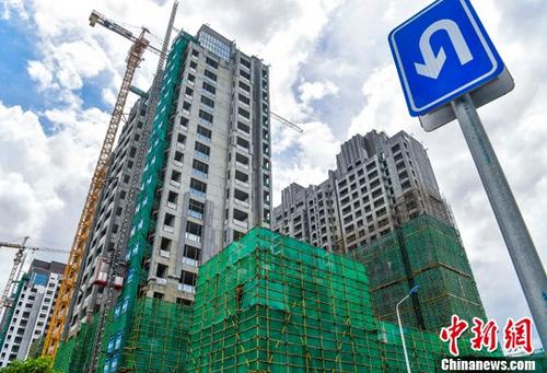 6月21日，?？趪?guó)興大道附近的在建商品房項(xiàng)目。海南省出臺(tái)全省范圍限購(gòu)政策已逾兩個(gè)月，隨著調(diào)控政策監(jiān)管不斷趨嚴(yán)，該省年初商品房銷(xiāo)售異?；鸨膭?shì)頭趨緩，市場(chǎng)開(kāi)始降溫。據(jù)海南省統(tǒng)計(jì)局發(fā)布的1-5月房地產(chǎn)運(yùn)行情況，