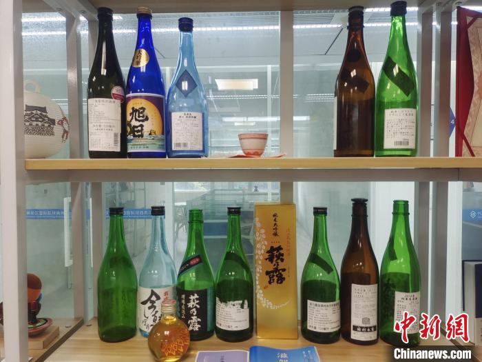 荻野大辦公室展示的日本清酒。　唐小晴 攝