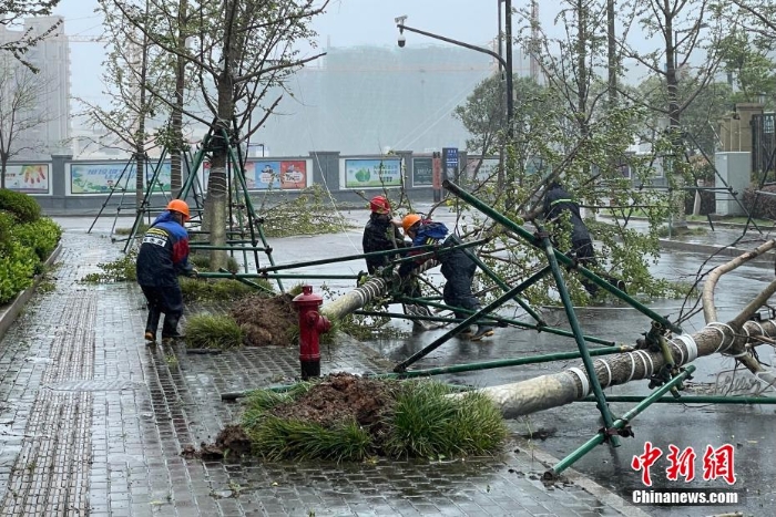 臺(tái)風(fēng)“煙花”登陸浙江舟山 登陸時(shí)中心附近最大風(fēng)力13級(jí)