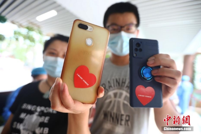 直擊南京全員二次核酸檢測 檢測點(diǎn)發(fā)放“小紅心”