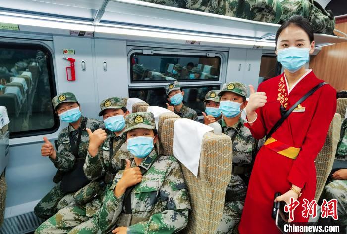 和西藏拉林鐵路“動(dòng)姐”合影。　楊凱 攝
