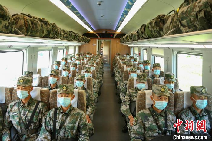 西藏軍區(qū)新兵乘復(fù)興號(hào)赴戰(zhàn)位?！顒P 攝