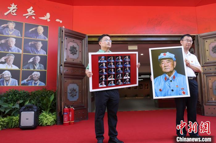 8月1日，抗戰(zhàn)老兵記憶——百幅抗戰(zhàn)老兵肖像作品捐贈(zèng)儀式暨展示活動(dòng)在中國(guó)人民抗日戰(zhàn)爭(zhēng)紀(jì)念館舉行?！?lt;a target='_blank' href='http://www.chinanews.com/'>中新社</a>記者 盛佳鵬 攝