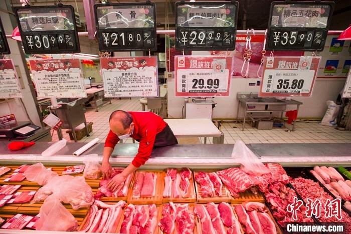 資料圖：一超市內(nèi)，工作人員在整理待售豬肉。 <a target='_blank' href='http://www.chinanews.com/'>中新社</a>記者 張?jiān)?攝