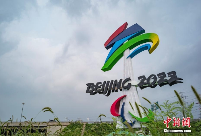 北京冬殘奧會(huì)會(huì)徽雕塑矗立西五環(huán)晉元橋畔