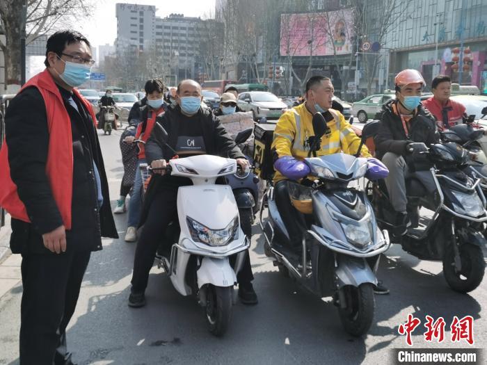 資料圖：鄭州街頭騎電動(dòng)自行車的市民?！⊥醯欠?攝