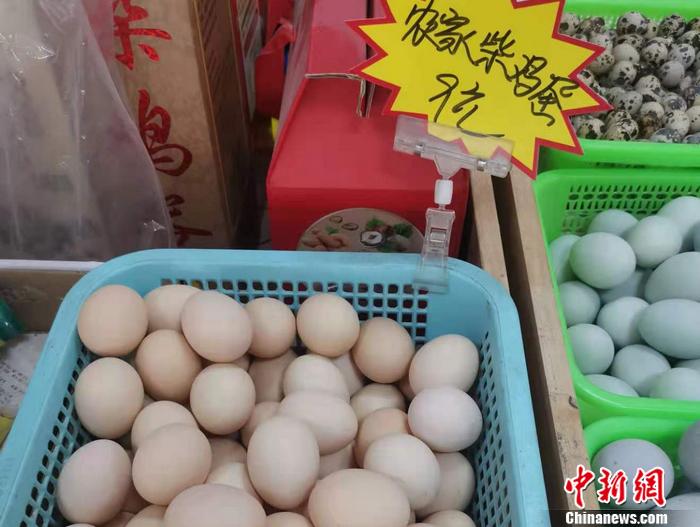 北京市西城區(qū)某菜市場內雞蛋價格。 <a target='_blank' href='http://www.chinanews.com/' >中新網(wǎng)</a>記者 謝藝觀 攝