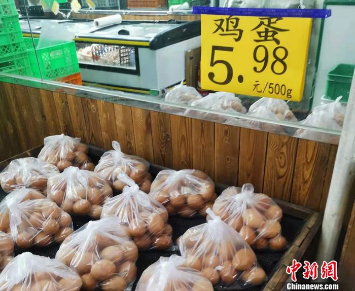 北京市西城區(qū)某超市雞蛋價格。 <a target='_blank' href='http://www.chinanews.com/' >中新網(wǎng)</a>記者 謝藝觀 攝