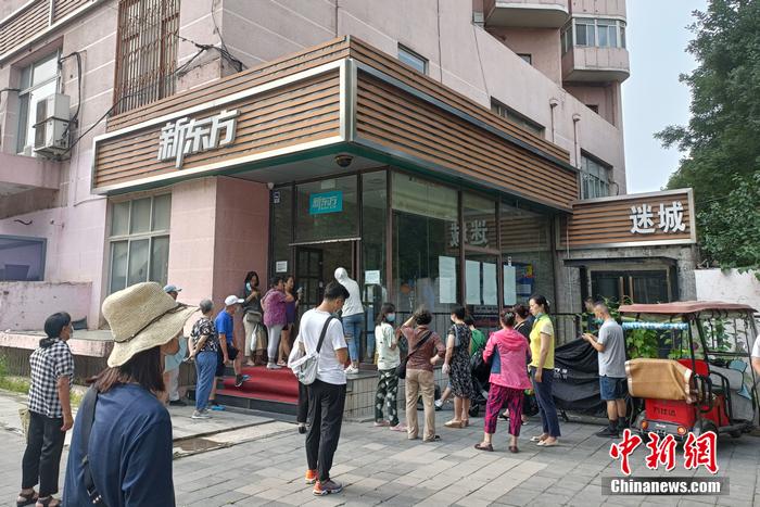 正在等待孩子下課的家長們。<a target='_blank' href='http://www.chinanews.com/' >中新網(wǎng)</a> 左雨晴 攝