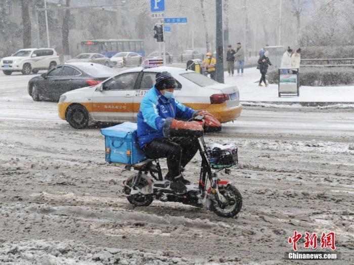 資料圖：外賣(mài)小哥冒雪送餐。 <a target='_blank' href='http://www.chinanews.com/'>中新社</a>記者 劉棟 攝