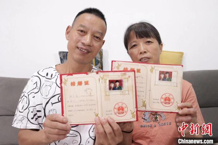 川哥和老婆曬結(jié)婚證?！∈茉L者供圖