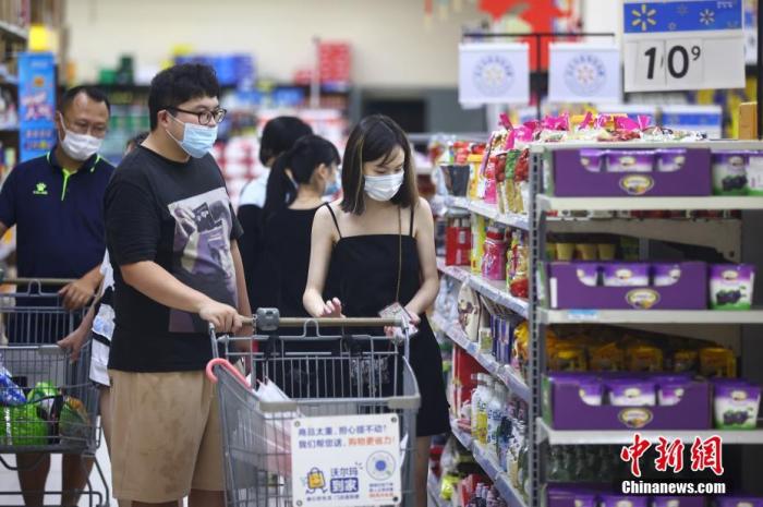 資料圖：江蘇省南京市，市民在新街口沃爾瑪超市選購商品。 <a target='_blank' href='http://www.chinanews.com/'>中新社</a>記者 泱波 攝