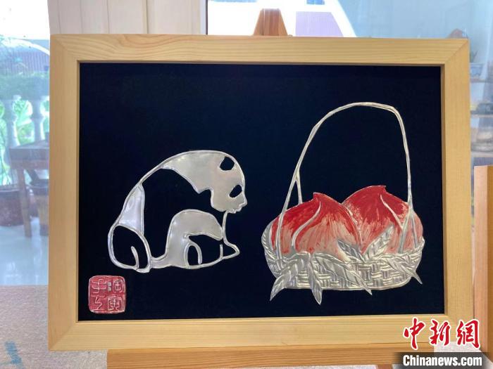 陶思俊用易拉罐創(chuàng)作的蓉寶作品?！￡愳o 攝