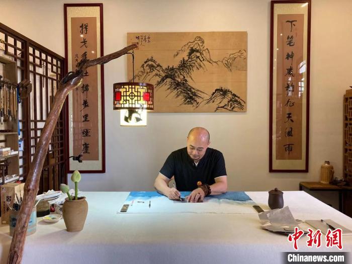 陶思俊正創(chuàng)作易拉罐蓉寶。　陳靜 攝