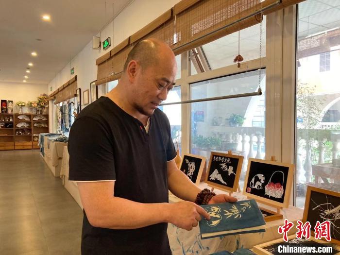 陶思俊展示扎染蓉寶作品?！￡愳o 攝
