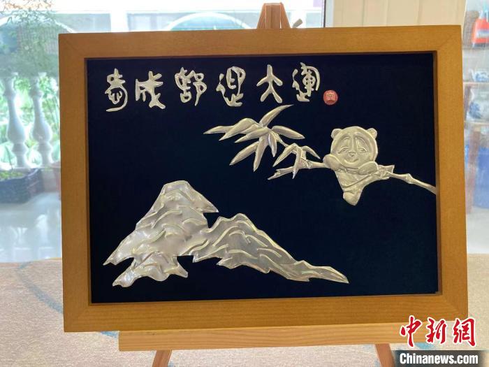 陶思俊創(chuàng)作的易拉罐大運(yùn)會(huì)作品。　陳靜 攝