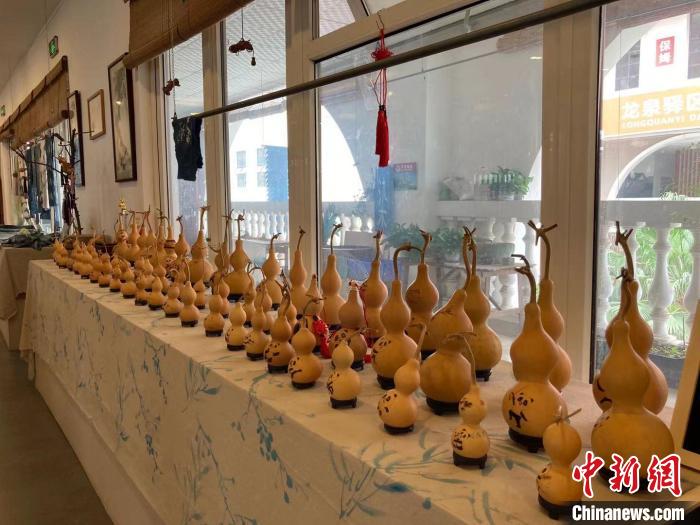 陶思俊在葫蘆上創(chuàng)作了108個(gè)蓉寶相關(guān)作品?！￡愳o 攝