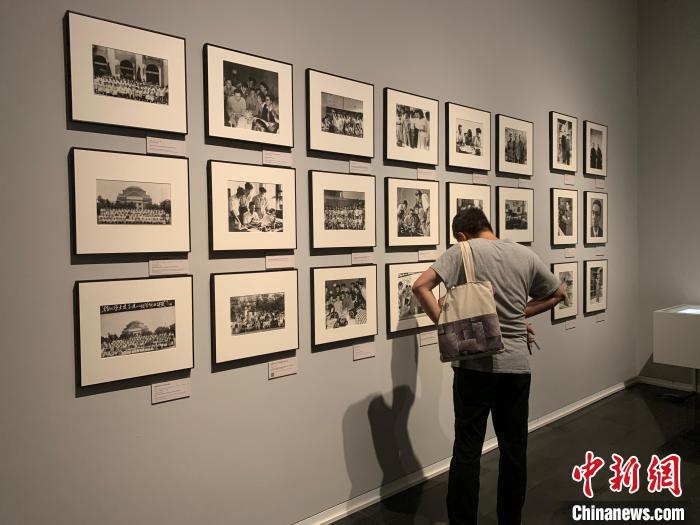 民眾周末參觀清華大學(xué)藝術(shù)博物館“棟梁——梁思成誕辰一百二十周年文獻(xiàn)展”?！●R帥莎 攝