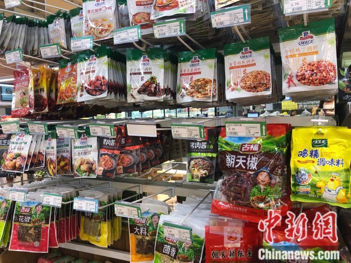 超市里售賣的復(fù)合調(diào)味品。 <a target='_blank' href='http://www.chinanews.com/' >中新網(wǎng)</a> 左宇坤 攝