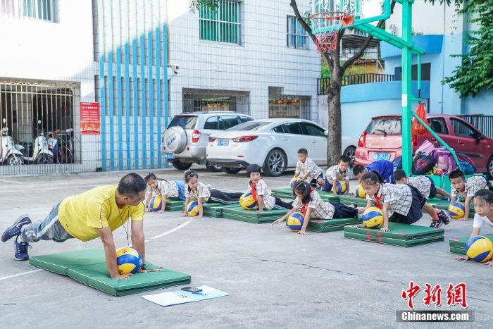 開學第一天 廣西南寧小學生參加課后興趣班