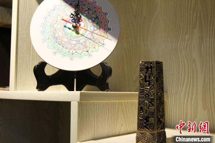 圖為青海河湟文化文創(chuàng)產(chǎn)品展示。(資料圖) 張?zhí)砀?攝