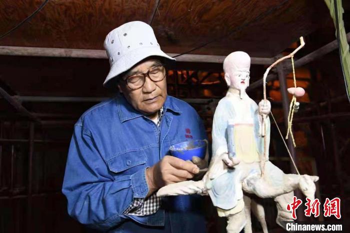 爺爺李云鶴正在修復敦煌彩塑?！±顣匝蠊﹫D
