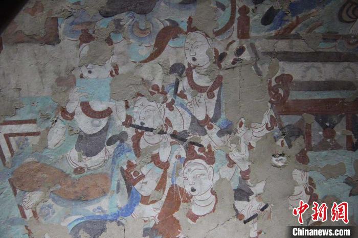 李曉洋與爺爺李云鶴對386窟壁畫進行修復后。　李曉洋供圖