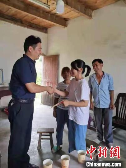 石臺縣委常委、副縣長顧建華為貧困大學(xué)新生發(fā)放助學(xué)金 安徽省委統(tǒng)戰(zhàn)部供圖