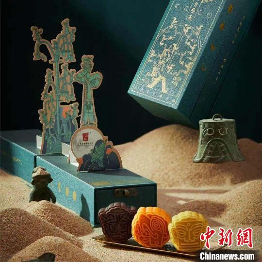 三星堆月餅禮盒?！∪嵌巡┪镳^景區(qū)管委會產(chǎn)業(yè)發(fā)展部供圖
