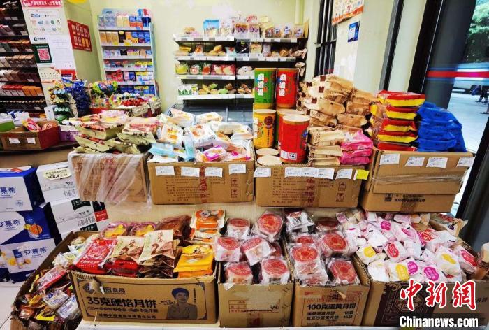成都一小超市入口處擺滿了各類月餅?！≠R劭清 攝