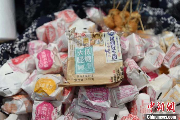 商家推出低糖月餅。　安源 攝