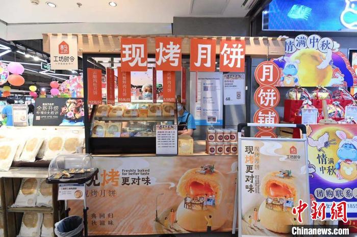 商家推出現(xiàn)烤月餅?！“苍?攝