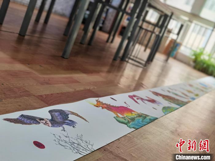圖為邢天源繪畫的《山海經(jīng)》十米長(zhǎng)卷。　楊娜 攝