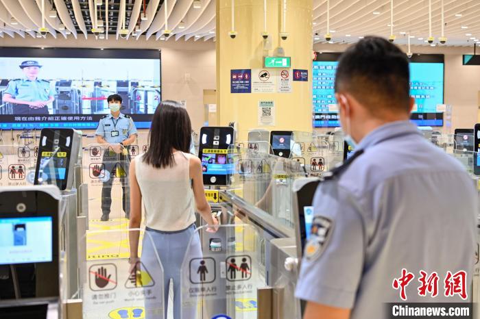 珠澳警察在開展全真實環(huán)境勤務組織和模擬通關實戰(zhàn)演練?！￡愺K旻 攝