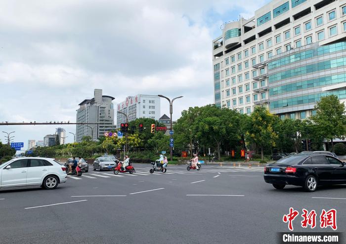9月3日，揚(yáng)州主城區(qū)封控小區(qū)迎“解封”，路上行人和行駛的社會(huì)車(chē)輛明顯增多?！〈藜衙?攝