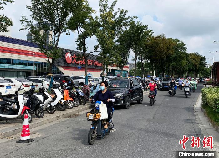 揚(yáng)州一超市門(mén)口的人行道也停滿(mǎn)了電動(dòng)車(chē)?！〈藜衙?攝