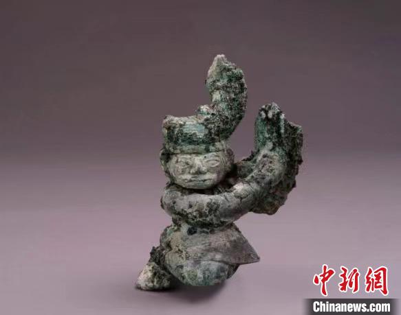 三星堆出土青銅扭頭跪坐人像。　四川省文物考古研究院供圖