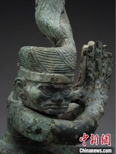 三星堆出土青銅扭頭跪坐人像?！∷拇ㄊ∥奈锟脊叛芯吭汗﹫D
