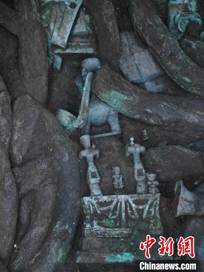 祭祀坑內(nèi)，青銅神壇和其旁邊的青銅神獸清晰可見?！∷拇ㄊ∥奈锟脊叛芯吭汗﹫D