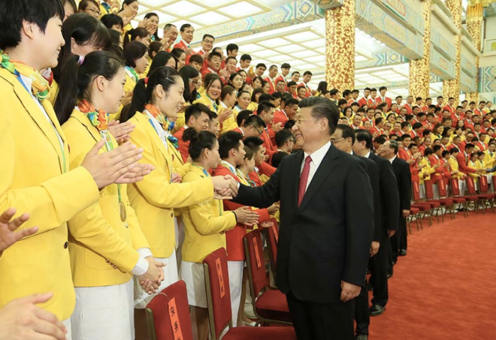 △習(xí)近平與第31屆奧林匹克運(yùn)動(dòng)會(huì)中國體育代表團(tuán)成員握手.png