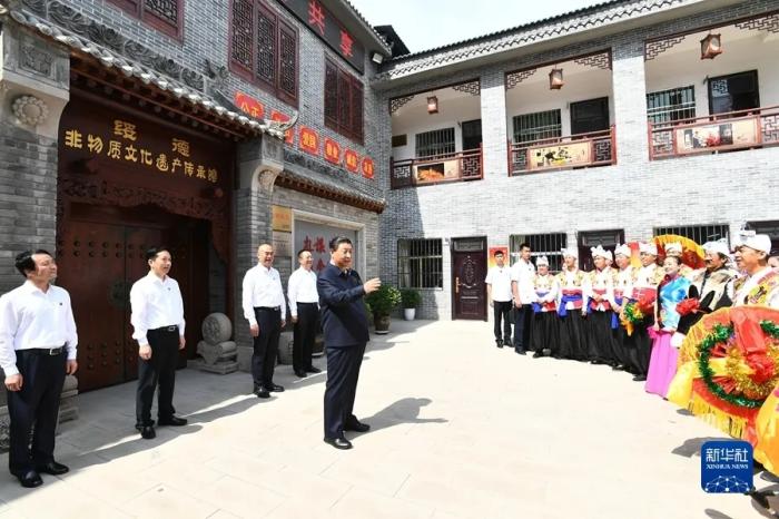 2021年9月13日至14日，中共中央總書記、國家主席、中央軍委主席習近平在陜西省榆林市考察。這是14日上午，習近平在綏德縣非物質文化遺產(chǎn)陳列館，同群眾親切交流。.jpg