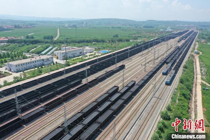 資料圖：一列列裝滿煤炭的貨物列車在等待發(fā)車?！⊥鯕J弘 攝