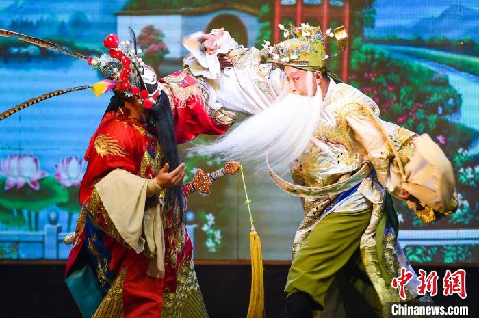 新絳縣蒲劇團(tuán)下鄉(xiāng)演出?！∥淇〗?攝