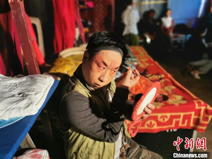 登臺(tái)前正在化妝的蒲劇演員?！「呷鸱?攝