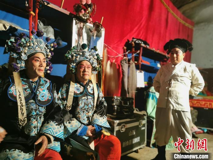 新絳縣蒲劇團(tuán)下鄉(xiāng)演出后臺(tái)?！「呷鸱?攝