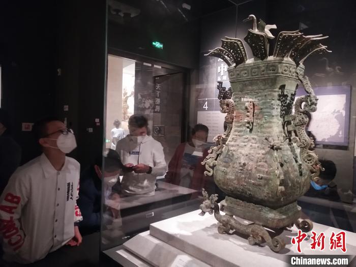 游客在“蓮鶴方壺”前仔細(xì)觀看。　楊大勇 攝
