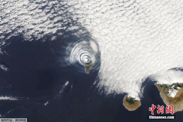 持續(xù)噴發(fā)！西班牙火山口附近出現(xiàn)同心云