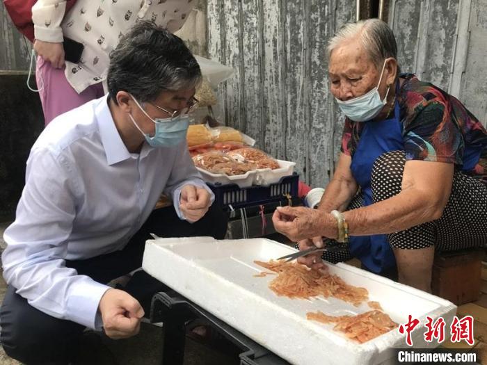香港中聯(lián)辦副主任羅永綱詢問海味銷售情況。　香港中聯(lián)辦供圖