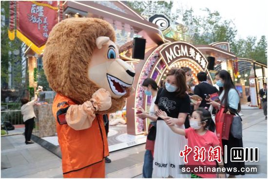  美高梅吉祥物善獅Leo在路演現(xiàn)場(chǎng)與觀眾互動(dòng)。美高梅供圖
